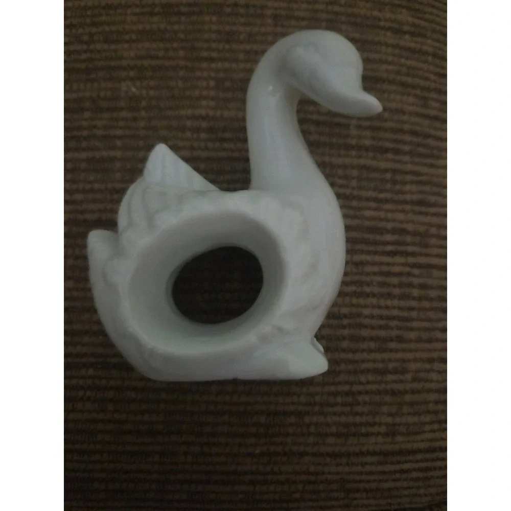 Set of 4 Vintage Napkin Rings Holders Elegant White Swans Glossy Finish